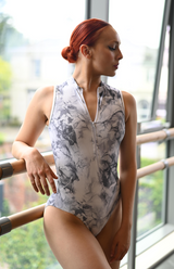 Justaucorps blanc à col montant et fermeture éclair sur le devant avec dos ouvert Mara Aura